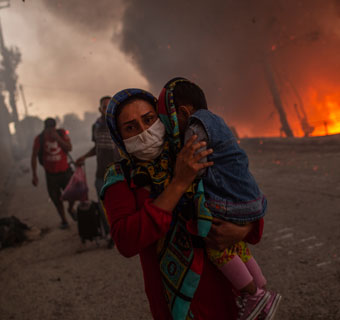 kinder und familien fluechten vor dem brand in moria