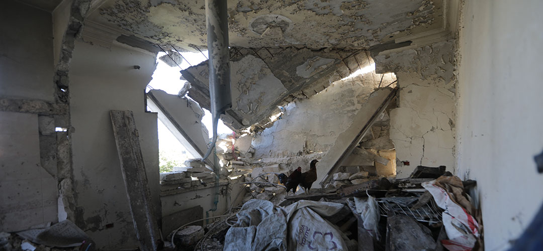 In diesem zerstörten Wohnhaus in Idlib lebt eine Familie mit drei Kindern. Sie flohen vor Luftangriffen aus ihrem Heimatdorf. Viele Familien in Syrien wurden bereits mehrmals vertrieben. Sie leben unter katastrophalen Bedingungen. © Save the Children