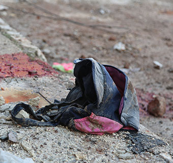 In Syrien kommt es immer wieder zu gezielten Angriffen auf Schulen. Dieser Rucksack gehörte einem Schulkind, dass sich im Februar auf dem Heimweg aus der Schule befand. © Save the Children