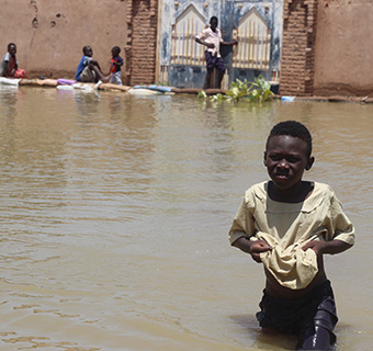 Starke Überschwemmungen wie hier in Khartum, der Hauptstadt des Sudans, sind einer der Gründe, warum immer mehr Menschen im Land humanitäre Hilfe benötigen. © Khaled Abfulfattah / Save the Children