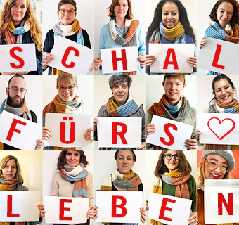 Ein Teil des Teams von Save the Children Deutschland mit dem Schal fürs Leben 2020. © Save the Children