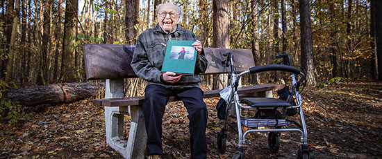 Erich Karl, Überlebender des I. und II. Weltrkiegs mit dem Fotobuch 'Ich lebe', für das er portraitiert wurde. © Stephanie von Becker / Save the Children