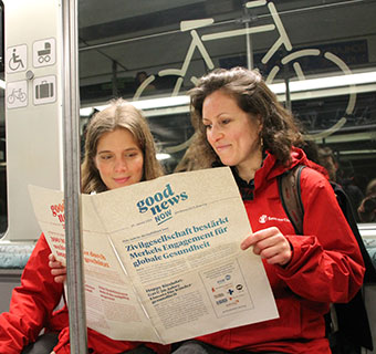 Mitarbeiter lesen in Zeitung