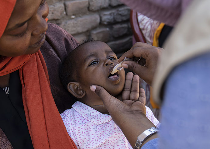 Ein Baby bekommt eine Schluckimpfung. © Sacha Myers / Save the Children