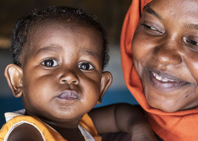 Ein Baby mit seiner Mutter. © Sacha Myers / Save the Children