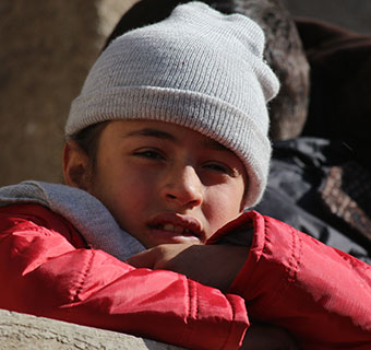 Der 4-jährige Manal* musste aus der westlichen Region Aleppos fliehen.