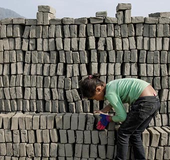 Die zehnjährige Sita* stellt Ziegel in einer Fabrik in Nepal her, in der sie mit ihrer Familie lebt und arbeitet. Sie hat die Schule abbrechen müssen, um ihre Familie zu unterstützen. Ihre Geschichte steht exemplarisch für viele Kinder weltweit, denen dringend geholfen werden muss. © Oli Cohen / Save the Children