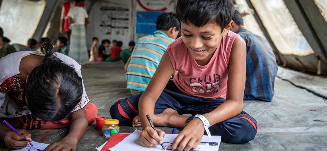 Nur*, elf Jahre alt, nimmt an Aktivitäten in einem von Save the Children eingerichteten Schutz- und Spielraum in einem Camp für geflüchtete Rohingya in Bangladesch teil. © Jonathan Hyams / Save the Children
