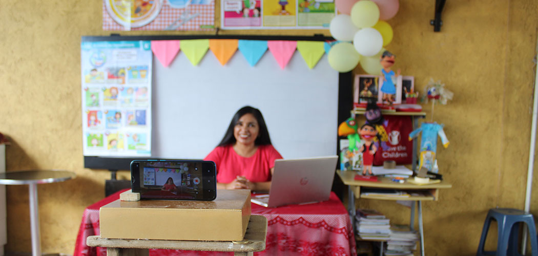 Ein Klassenzimmer zu Hause: Conchita, unterrichtet vor der Kamera. © Jazmin Tapia / Save the Children 