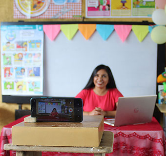 Ein Klassenzimmer zu Hause: Conchita*, unterrichtet vor der Kamera. © Jazmin Tapia / Save the Children 