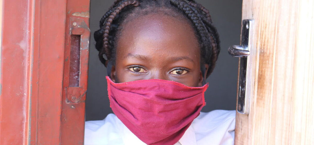  Shamiso aus Simbabwe hat sich an das Tragen einer Maske mittlerweile gewöhnt. © Sophie Hamandishe / Save the Children