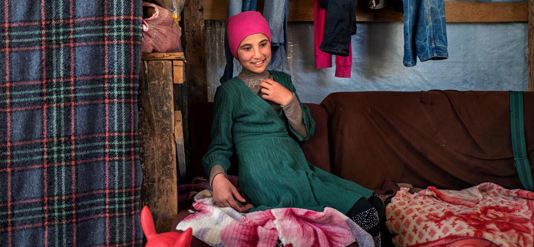 Die heute 13-jährige Amal* sitzt in einem von ihrer Familie improvisierten Wohnzimmer in einem Camp für Geflüchtete im Libanon. © Dominic Nahr / Save The Children 