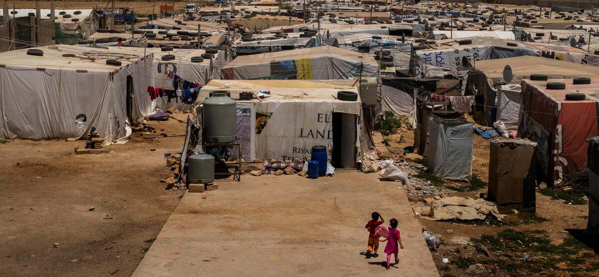 In dieser informellen Siedlung im Libanon lebt Amal* wie viele weitere geflüchtete syrische Kinder mit ihren Familien. © Dominic Nahr / Save The Children