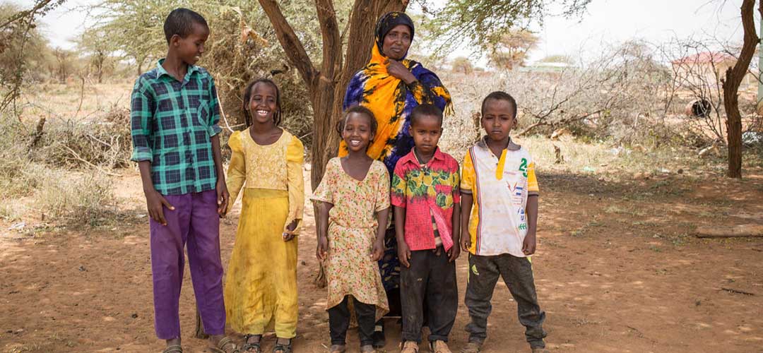Der 15-jährige Abdiaziz (links) hat mit seinen Geschwistern und seiner Mutter Habiba die Folgen einer langanhaltenden Dürre und Wasserkanppheit in Somalia zu spüren bekommen.