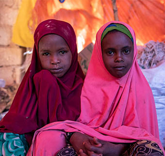 Adia* (links, sieben Jahre alt) und ihre Schwester Sahra* (acht Jahre alt) sind von der anhaltenden Dürre in Somalia betroffen.