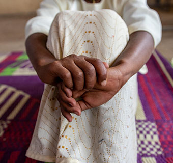 Die 13-jährige Rahel* wurde während des Konflikts in Tigray, Äthiopien, von ihrer Mutter getrennt, als sie mit ihrer kleinen Schwester und ihrem Großonkel bei einem plötzlichen Angriff fliehen musste.