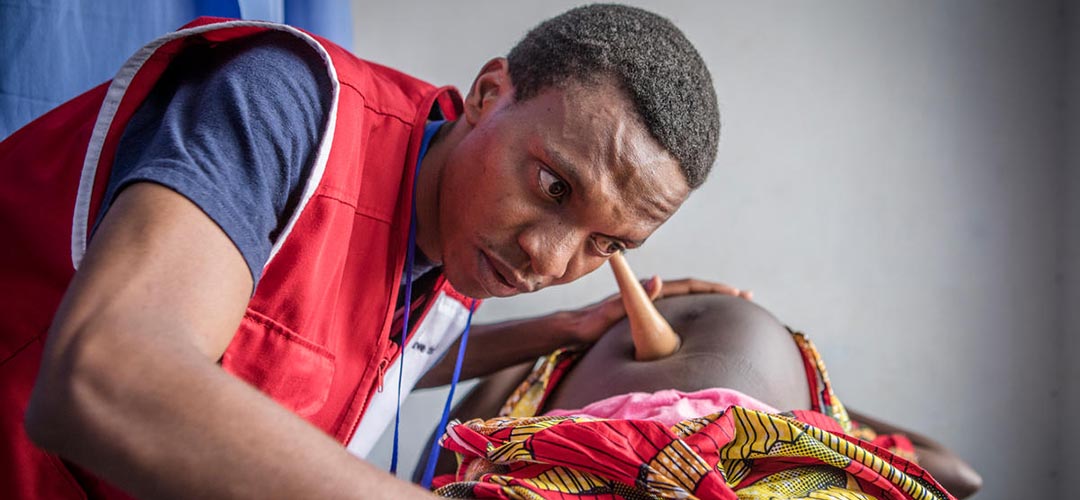 Diogene, 30 Jahre alt, ist Entbindungspfleger bzw. eine männliche Hebamme in einer Entbindungsstation, die von Save the Children im Mahama-Flüchtlingscamp, Ruanda, gebaut und ausgestattet wurde.