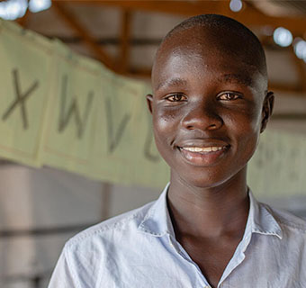 Jonathan* ist 15 Jahre alt und kommt aus dem Südsudan. Er wurde bei einer Bildungsinitiative von Save the Children aktiv und hilft nun anderen Kindern in seiner Gemeinde dabei, wieder zur Schule zu gehen.