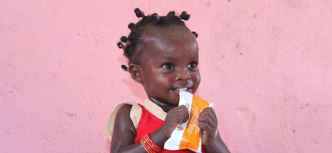 Die kleine Adan wurde in einem von Save the Children unterstützten örtlichen Krankenhaus wegen akuter Unterernährung behandelt.