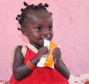 Die kleine Adan wurde in einem von Save the Children unterstützten örtlichen Krankenhaus wegen akuter Unterernährung behandelt.
