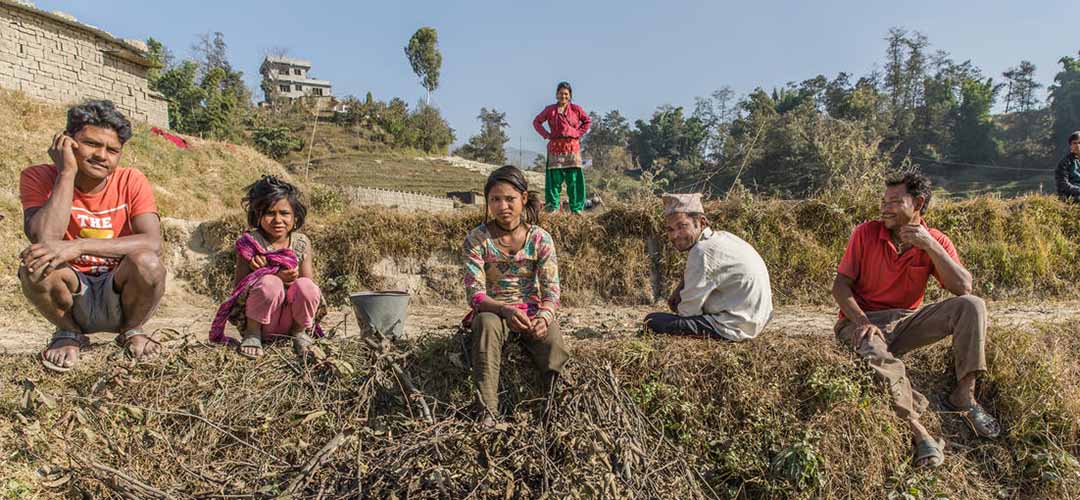 Diese Familie arbeitet und lebt regelmäßig in einer Ziegelbrennerei in Nepal. 