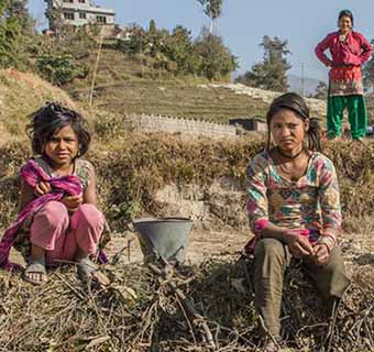 Diese Familie arbeitet und lebt während regelmäßig in einer Ziegelbrennerei in Nepal.