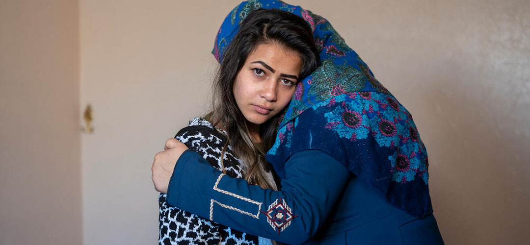 Rania* ist hier 16 Jahre alt und wird von ihrer Mutter umarmt. Für unseren Jahresbericht 2020 haben wir ihr Bild als Titelbild ausgewählt.
