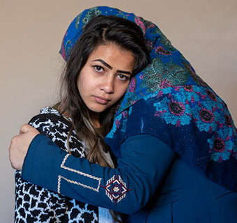 Rania* ist hier 16 Jahre alt und wird von ihrer Mutter umarmt. Für unseren Jahresbericht 2020 haben wir ihr Bild als Titelbild ausgewählt.