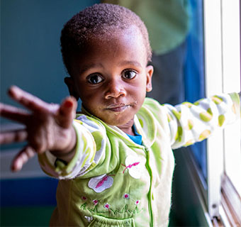 Der einjährige Ahmed* wurde aufgrund schwerer akuter Unterernährung in einem von Save the Children unterstützten Stabilisierungszentrum für Kinder in Somalia behandelt.