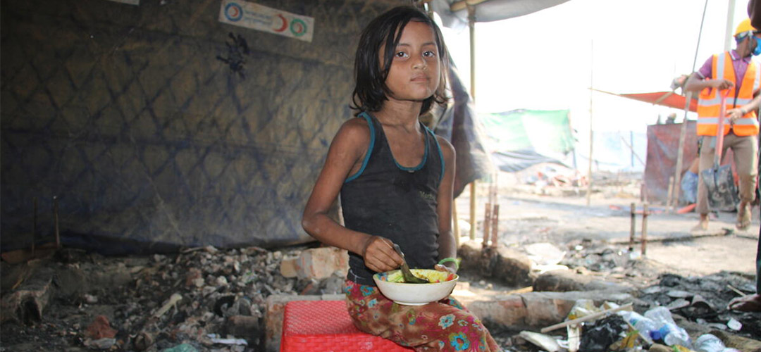 Hafsana* ist ein sechsjähriges Rohingya-Mädchen und wurde mit ihrer Familie aus ihrer Heimat vertrieben.Hilfsorganisationen wie Save the Children versorgen Betroffene mit Notunterkünften, Trinkwasser und warmen Malzeiten.