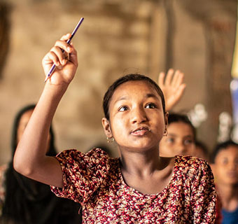 Masuma aus Bangladesch besucht ein Bildungsprogramm in ihrer Gemeinde, das vor allem jungen Mädchen in ihrer finanziellen Unabhängigkeit stärken soll.