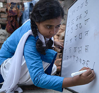 Munni aus Indien ist in ihrer Gemeinde selbst aktiv geworden und unterrichtet andere Frauen im Schreiben und Lesen.