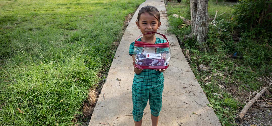 Kemala* aus Indonesien zeigt ihr Hygiene-Kit, das sie von Save the Children erhalten hat. © Hariandi Hafid / DEC 