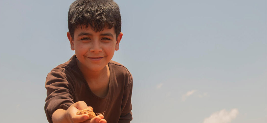 Der neunjährige Aysar* musste aufgrund des anhaltenden Konflikts aus seiner Heimat im Nordwesten Syriens fliehen und lebt nun mit seiner Familie in einem Camp für Binnenvertriebene. Seine Familie kämpft jeden Tag darum, genügend Nahrung für alle zu bekommen.