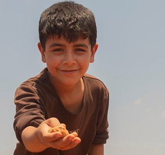 Der neunjährige Aysar* musste aufgrund des anhaltenden Konflikts aus seiner Heimat im Nordwesten Syriens fliehen und lebt nun mit seiner Familie in einem Camp für Binnenvertriebene.