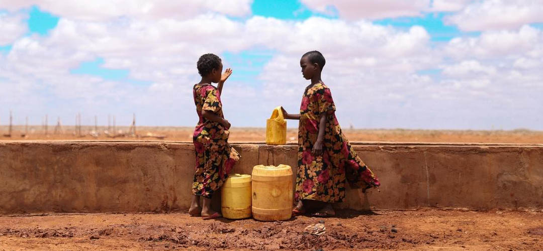 Nach einer verheerenden Dürre in Ostafrika legen diese beiden Mädchen den langen Weg bis zur nächsten Wasserstelle zurück.