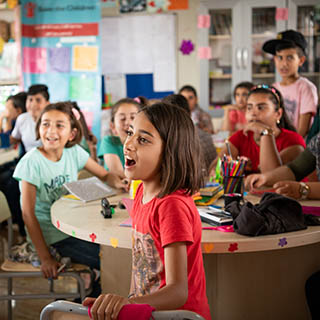 In einem Bildungszentrum von Save the Children im Nordirak nehmen geflüchtete syrische Kinder an einem Gesangsprogramm teil.