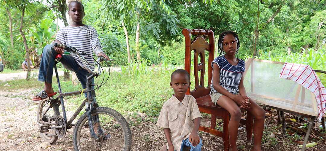 Charles*, James* und Nadine* haben bei dem Erdbeben auf Haiti ihr Haus verloren. Save the Children hat in dem Gebiet, in dem die Familie lebt, eine Bedarfsanalyse durchgeführt, um zu ermitteln, in welchem Umfang Unterstützung benötigt wird.