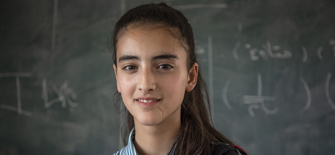 Rima*, 13 Jahre alt, wächst inmitten des Konflikts im Westjordanland auf. Ihre Schulbildung muss sie oft durch die instabile Sicherheitslage unterbrechen.
