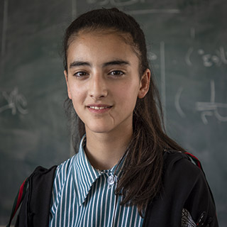 Rima*, 13 Jahre alt, wächst inmitten des Konflikts im Westjordanland auf. Ihre Schulbildung muss sie oft durch die instabile Sicherheitslage unterbrechen.