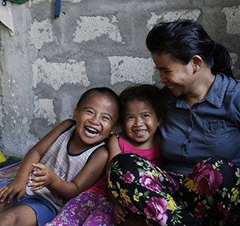 Als die Corona-Pandemie ausbrach, versorgte Save the Children die Familie von Timothy* und Feliza* auf den Philippinen mit Hygeine-Kits.