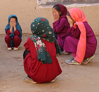 Mädchen spielen in Afghanistan