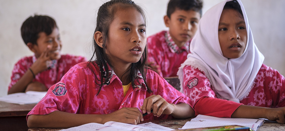 Fünftklässler*innen in einer Schule auf Sulawesi, die von Save the Children unterstützt wird. Die indonesische Insel wird immer wieder von Erdbeben erschüttert, die auch die Bildung der Kinder gefährden. © Jiro Ose / Save the Children 