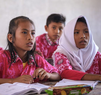 Fünftklässler*innen in einer Schule auf Sulawesi, die von Save the Children unterstützt wird. Die indonesische Insel wird immer wieder von Erdbeben erschüttert, die auch die Bildung der Kinder gefährden. © Jiro Ose / Save the Children 