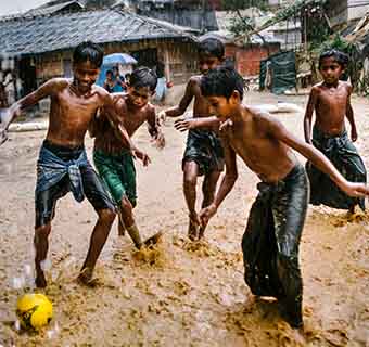 Ein Ausschnitt aus dem Film "Wandering. A Rohingya Story", der Kinder beim Fußballspielen im größten Flüchtlingscamp der Welt Kutupalong, Bangladesch, zeigt. © Renaud Philippe