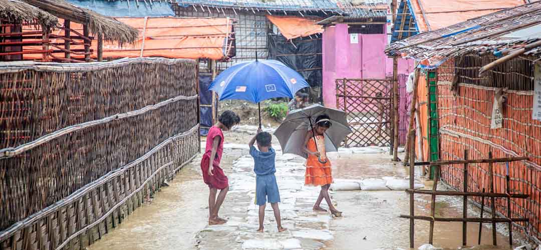Kinder in einem überfluteten Teil eines Flüchtlingscamps in Cox’s Bazar, Bangladesch.