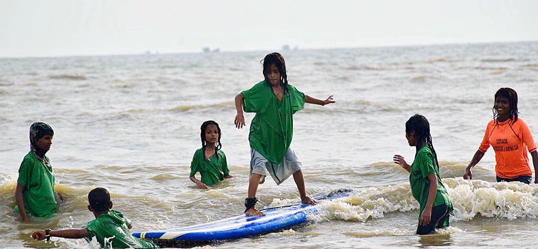 Ausschnitt aus dem Film "Bangla Surfing Girls", Teil der Filmreihe von Save the Children beim Human Rights Film Festival Berlin 2021. © Human Rights Film Festival Berlin