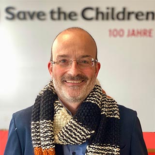 Florian Westphal, CEO von Save the Children Deutschland, trägt den Schal fürs Leben 2021.