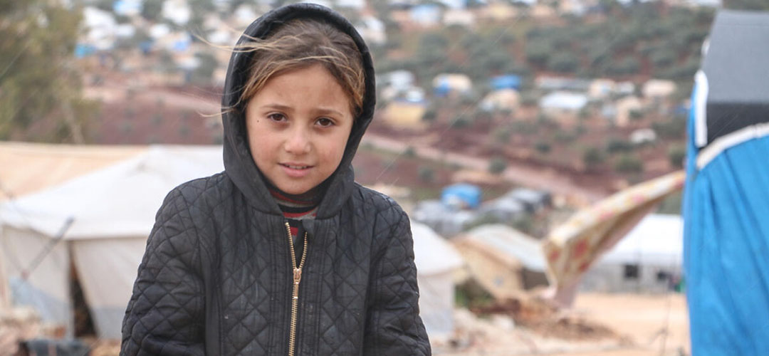 Ein junges Mädchen aus Syrien auf der Flucht.