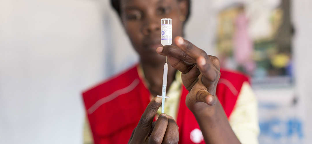 Eine Krankenschwester der Emergency Healt Unit aus Uganda bereitet eine Impfung vor. © Guilhem Alandry/Save the Children